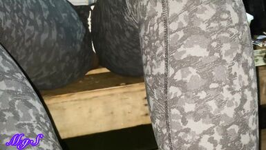 Bibi 58 exhibe son grosse chatte et montre sa chatte mouillée sur le toit