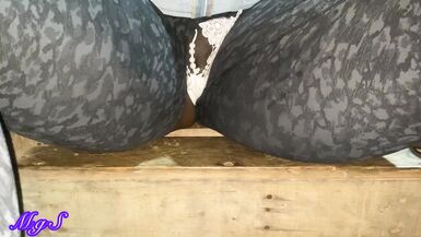 Bibi 58 exhibe son grosse chatte et montre sa chatte mouillée sur le toit