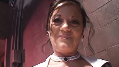Les seins naturels de DeBella se font démonter dans la ruelle par des grosses bites noires