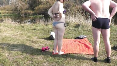 Konstanzia, la moglie sexy, si masturba la figa bagnata mentre prende il sole nuda in spiaggia