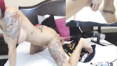 Mira las tetas enormes de Anna Bell rebotar en webcam mientras da un show casero caliente