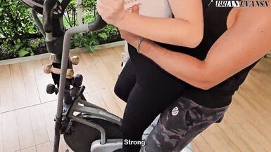 Busty sarışın öğrenci Tatiana Alvarez fitness antrenörü Brian Evansxı sikiyor