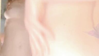 Lily Kink, rousse mince, exhibe sa chatte mouillée et son petit cul serré sous une douche POV torride
