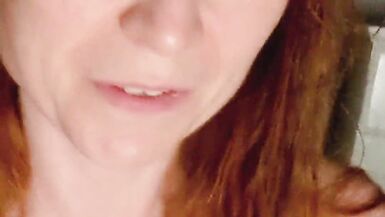 Lily Kink, rousse mince, exhibe sa chatte mouillée et son petit cul serré sous une douche POV torride