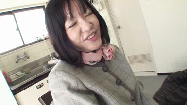 Makiko Nakane samuse en solo avec une copine à la chatte poilue