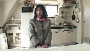 Makiko Nakane genießt Solo-Spaß mit einem Liebhaber von behaarter Muschi