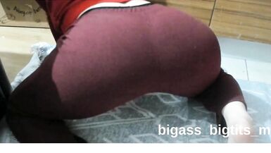 MILF madura sexy de tetas grandes la recibe por detrás y le encanta