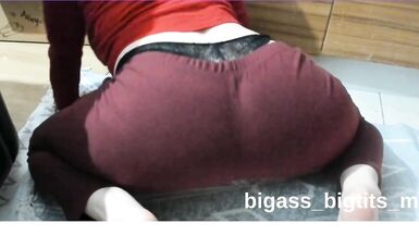 Sexy junge MILF mit dicken Titten wird von hinten genommen und liebt es!