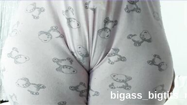Show cam fatto in casa: pigiama, masturbazione e milf formosa