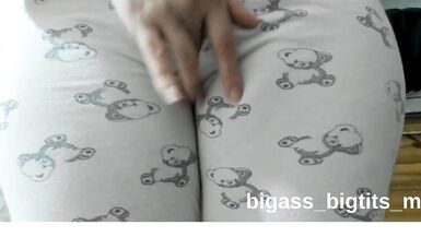 Bigass_BigTits_MILFs heißes Solo-Play mit kurviger Cameltoe