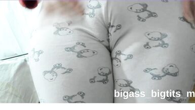 Milf dal culo grosso e tette grandi si masturba da sola con un camel toe formoso