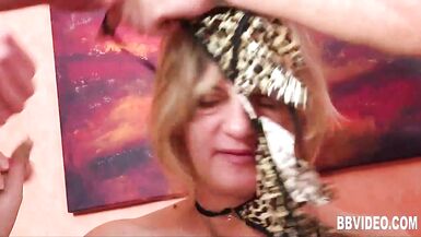 MILF alemana se enfrenta a dos vergas en una orgía hardcore
