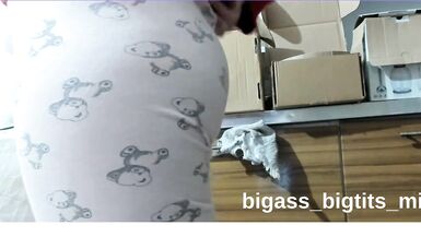 MILF grosse fesses et gros seins exhibe son corps pulpe en levrette solo