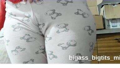 Bigass_bigtits_milf shows off her curvy body and solo skills in doggystyle