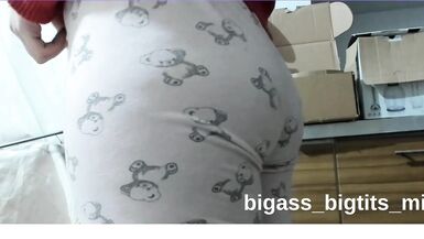 Bigass_Bigtits_MILF zeigt ihren kurven Körper und Solo-Skills im Doggystyle