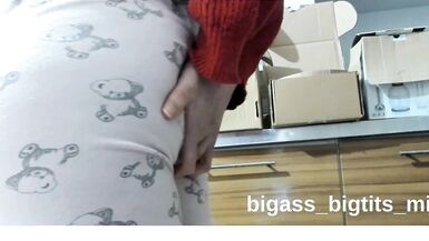 Bigass_bigtits_milf shows off her curvy body and solo skills in doggystyle