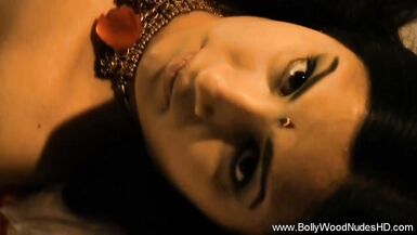 India, a MILF indiana gostosa e sexy, provoca sua namorada desi em sessão solo