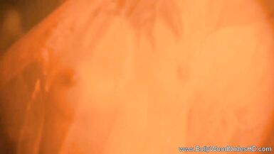 India, la MILF india caliente y sexy, provoca a su novia desi en sesión solo