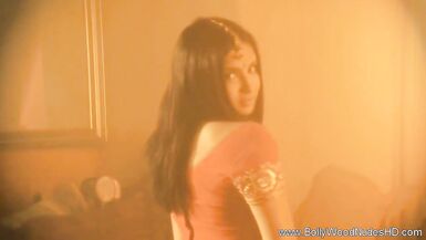 India, die heiße indische MILF, reizt ihre Desi-Freundin in Solo-Session