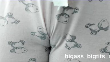 Bigass_Bigtits_MILF: Milf masturbiert solo mit ihrem kurven Körper