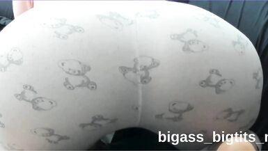 Sexy kurvige MILF mit perfektem Arsch und dicken Titten dreht im Doggystyle richtig durch