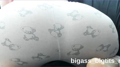 Sexy kurvige MILF mit perfektem Arsch und dicken Titten dreht im Doggystyle richtig durch