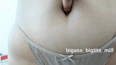 Veja a milf Bigass_bigtits_milf brincando com o corpão e brincando com a buceta