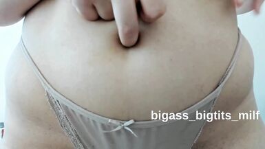 MILF culona juega con su cuerpo y juega con su coño