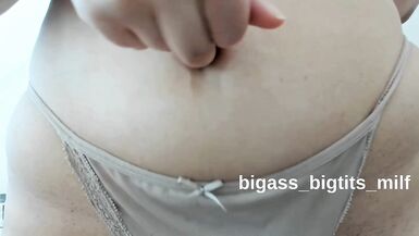 Veja a milf Bigass_bigtits_milf brincando com o corpão e brincando com a buceta
