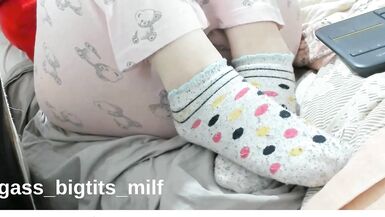 Video solo caliente de milf con gran culo y tetas enormes, fetiche de pies