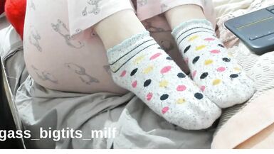 MILF grosse fesses et gros seins en solo fétichiste torride