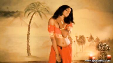 India, la MILF erótica de Bollywood, se desnuda y provoca en un striptease sensual