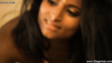 India, milf indiana sensuale, balla e provoca in uno striptease sensuale