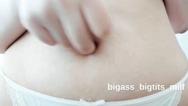 Guarda questa MILF porca dal culo enorme che si scatena con fetish per i pancini e i fianchi.