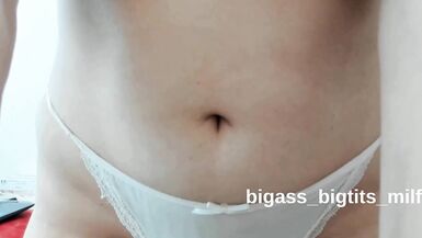 Veja essa MILF safada com bundão se sujar com Belly Buttons and Belly Fetish