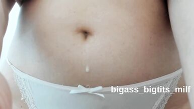 Guarda questa MILF porca dal culo enorme che si scatena con fetish per i pancini e i fianchi.