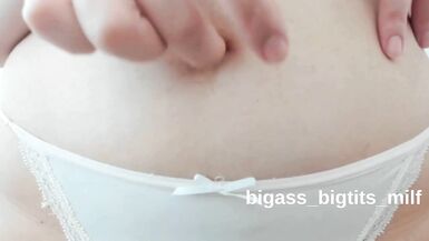 Sieh zu, wie diese versaute MILF mit riesigem Arsch es richtig dreckig mit Bauchknöpfen and Bauchfetisch treibt