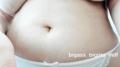 MILF pervertida con tremendo culo se pone sucia con Belly Buttons y Belly Fetish