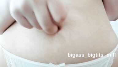 Veja essa MILF safada com bundão se sujar com Belly Buttons and Belly Fetish