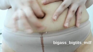 MILF gros cul et gros seins joue avec son nombril en solo fembot fétichiste