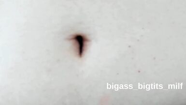 Bigass_Bigtits_MILF spielt mit ihrem Bauchnabel im Solo-Fembot-Fetisch-Video