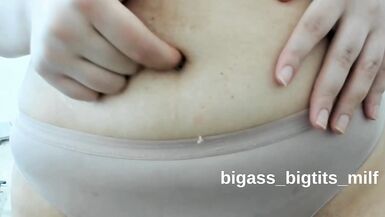Milf dal culo grosso e tette grandi si gioca con lombelico in un video fetish da fembot