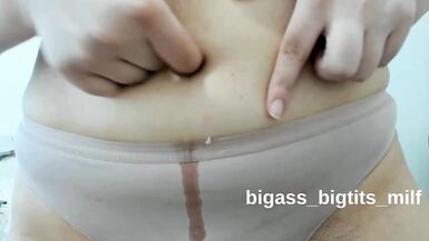 Bigass_Bigtits_MILF spielt mit ihrem Bauchnabel im Solo-Fembot-Fetisch-Video