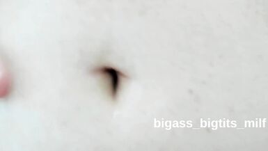 MILF gros cul et gros seins joue avec son nombril en solo fembot fétichiste