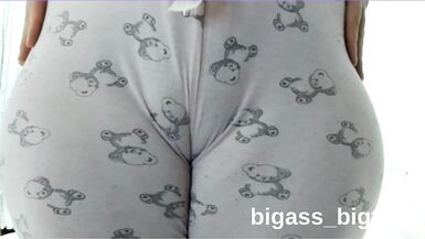 Bigass_bigtits_milf's solo play: Masturbating with her curvy body and toes