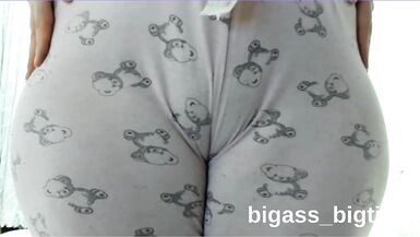Kamelzehen-Masturbation im Pyjama