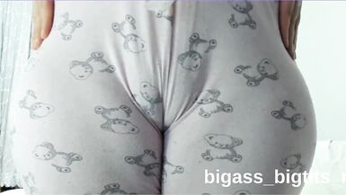 Bigass_bigtits_milf's solo play: Masturbating with her curvy body and toes