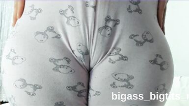 Bigass_bigtits_milf's solo play: Masturbating with her curvy body and toes