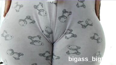 Bigass_bigtits_milf's solo play: Masturbating with her curvy body and toes