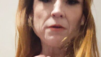 Lily Kink é uma MILF safada que adora strip e foder até gozar